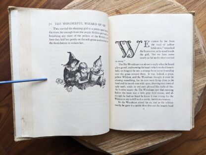 pages inside a 1944 copy of The New Wizard of Oz by L. Frank Baum - Illustrations by Evelyn Copelman