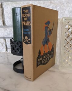 1926 The Book of Pirates by Henry Gilbert - spine view