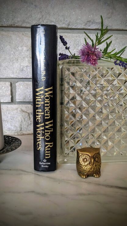 Women Who Run With the Wolves by Clarissa Pinkola Estés - hardcover with dustjacket - Spine view