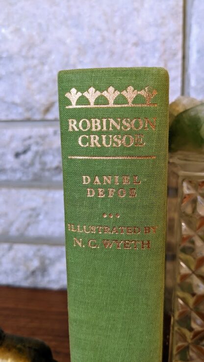 upper spine view - 1983 Robinson Crusoe with pictures by N.C. Wyeth - deluxe edition