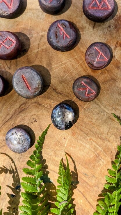 Hand-Carved Elder Fulthark Rune Set on Star Ruby - Ash Tree Runes - up close