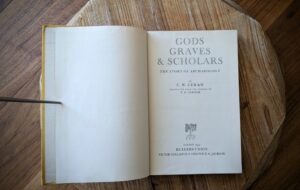 Title page - 1954 Gods, Graves and Scholars by C.W. Ceram Scarce Readers Union Edition