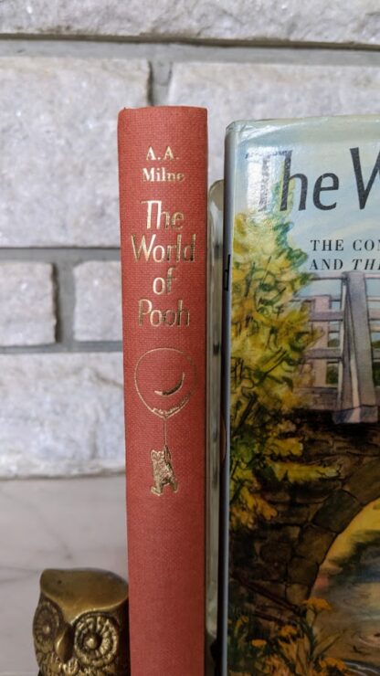 1973 The World of Pooh A.A. Milne, Methuen UK Edition with Colour Plates - Spine view