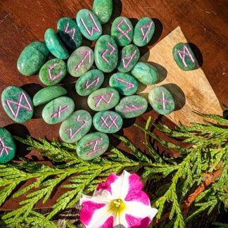 Elder Futhark set on 500 ct of natural Green Agate - hand-carved - 25 pieces
